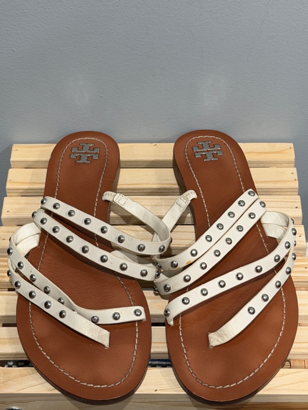 Tory Burch White Studded Leather Thong Sandals Size 8/8.5 - Picture 2 of 13